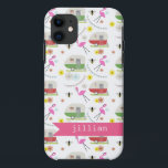 Retro Trailer en Flamingos Patroon Case-Mate iPhone Case<br><div class="desc">Dit product heeft een patroon dat illustraties bevat van op retroactief  geïnspireerde kampeerwagens,  roze flamingos,  bijen en bloemen.</div>