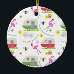Retro Trailer en Flamingos Patroon Keramisch Ornament<br><div class="desc">Dit product heeft een patroon dat illustraties bevat van op retroactief  geïnspireerde kampeerwagens,  roze flamingos,  bijen en bloemen.</div>