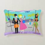 Retro Tropical Vacation Accent Pillow Accent Kussen<br><div class="desc">Deze Retro Tropical Vacation Accent Pillow is voorzien van een minimalistische cartoon tekening van een aantrekkelijk stel dat de reis van een leven maakt! De moderne middeleeuwse scène is op een tropisch vliegveld geplaatst. De heer en mevrouw Tourist leggen zich voor de vloer voor aan glazen plafondmuren. Ze willen immers...</div>