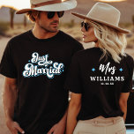 Retro trouwde net met Mr en Mrs Blue Black & White T-shirt<br><div class="desc">Vier je heilige huwelijk in stijl met dit schattige Just Married black t-shirt met blauw-witte retro tekst. Pas het aan door de achternaam van de bruid en bruidegom en de trouwdag datum.</div>