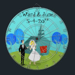 Retro Trouwpaar Dart Board Dartbord<br><div class="desc">Dit Retro Wedding Couple Dart Board laat je trouwklokken horen. De stijl van de jaren 1960, minimalistische kunst ontwerp beschikt over een bruid en bruidegom op hun trouwdag. Het gelukkige paar ziet er goed genoeg uit om bovenop een bruidstaart te staan. Maar dat zijn ze niet. Ze staan op weelderig,...</div>