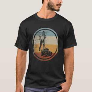 Retro tuinman die het grastuinproces beweegt t-shirt
