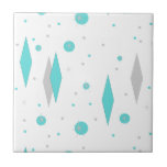 Retro Turquoise Diamonds & Starbursts Ceramic Tilw Tegeltje<br><div class="desc">Deze Retro Turquoise Diamonds en Starbursts Ceramic Tile is een nieuwe stap op een manier. Het bevat kitschy, grijze starbursts op turquoise polka stippen, die geometrische, turquoise- en grijze diamantvormen omgeven. Pas de achtergrondkleur aan op dit moderne product uit het midden van de eeuw als je het gevoel hebt dat...</div>