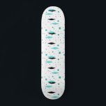 Retro Turquoise Diamonds & Starbursts Skateboard<br><div class="desc">Deze Retro Turquoise Diamonds and Starbursts Skateboard is een nieuwe kijk op een stijl. Het heeft kitscherige, zwarte steruitbarstingen op turquoise stippen, omringende geometrische, turquoise en zwarte diamantvormen. Pas de achtergrondkleur aan op dit moderne product uit het midden van de eeuw als je durft, of laat het wit als ingetogen...</div>