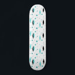 Retro Turquoise Diamonds & Starbursts Skateboard<br><div class="desc">Deze Retro Turquoise Diamonds and Starbursts Skateboard is een nieuwe kijk op een stijl. Het heeft kitscherige, zwarte steruitbarstingen op turquoise stippen, omringende geometrische, turquoise en zwarte diamantvormen. Pas de achtergrondkleur aan op dit moderne product uit het midden van de eeuw als je durft, of laat het wit als ingetogen...</div>