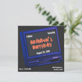 Retro tv esthetische verjaardagsuitnodiging kaart (Staand voorkant)