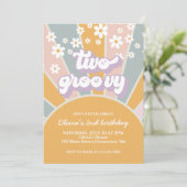 Retro Two Groovy Sunshine daisy paars Invitation Kaart (Staand voorkant)