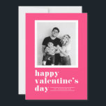 Retro Typografie Hot Pink Photo Valentijnsdag Feestdagenkaart<br><div class="desc">Fijne Valentijnsdag! Stuur Valentijnsdag groeten aan familie en vrienden met deze aanpasbare foto Valentijnsdag platte kaart. Het heeft een retro vette typografie op een hete roze achtergrond. Personaliseer door uw gegevens toe te voegen. De nDay-kaart van deze foto Valentijns is beschikbaar op ander karton.</div>