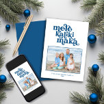 Retro Typografie Mele Kalikimaka kerstfoto Feestdagenkaart<br><div class="desc">Blauwe Retro Typografie Mele Kalikimaka Kerstfoto met uw foto en details met onze trendy,  retro vibe typografie van Mele Kalikimaka. Ideaal voor je eilandbewoners dit jaar! Neem contact met ons op via cedarandstring@gmail.com als u hulp nodig hebt bij het ontwerp of de bijbehorende producten.</div>