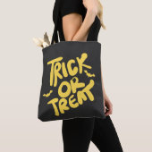 Retro typografie snoep of een poets griezelige Hal Tote Bag (Dichtbij)