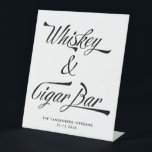 Retro  Typografie Whiskey Cigar Bar Wedding Reclamebord Met Voetstuk<br><div class="desc">Het grafische teken voor een Whiskey en Cigar Bar met  geïnspireerde retro typografie in zwart-wit. Alle kleuren - tekst en achtergrond - kunnen in het ontwerphulpmiddel worden veranderd. Ideaal voor een Bourbon Bar,  Whiskey Bar,  voor een Bachelor-partij,  een Birthday-partij of de Groom-balie met whisky en signatuurweddenschappen.</div>