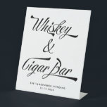 Retro  Typografie Whiskey Cigar Bar Wedding Reclamebord Met Voetstuk<br><div class="desc">Het grafische teken voor een Whiskey en Cigar Bar met  geïnspireerde retro typografie in zwart-wit. Alle kleuren - tekst en achtergrond - kunnen in het ontwerphulpmiddel worden veranderd. Ideaal voor een Bourbon Bar,  Whiskey Bar,  voor een Bachelor-partij,  een Birthday-partij of de Groom-balie met whisky en signatuurweddenschappen.</div>