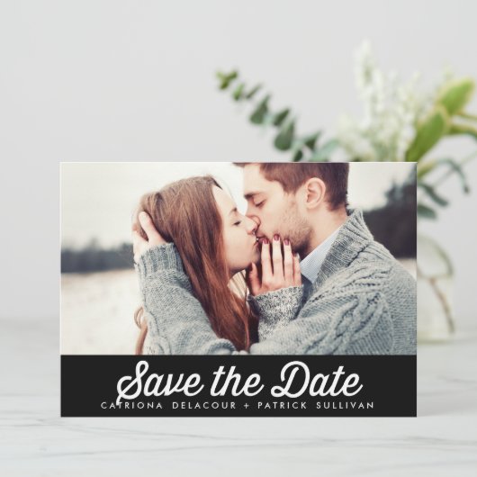 RETRO TYPOGRAFIE ZWART SAVE THE DATE AANKONDIGING (Staand voorkant)