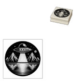 Retro UFO in de bergen Reflecteren in het water Rubberstempel (Gestempeld)