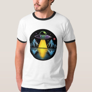 Retro UFO in de bergen Reflecteren in het water T-shirt