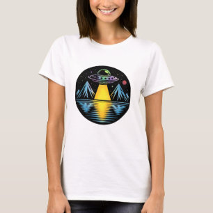 Retro UFO in de bergen Reflecteren in het water T-shirt