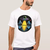 Retro UFO in de bergen Reflecteren in het water T-shirt (Voorkant)