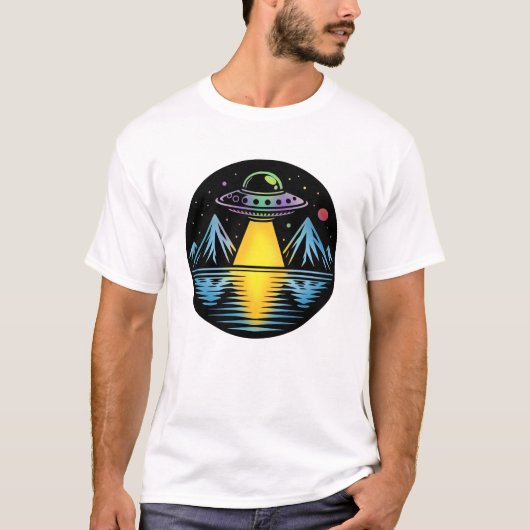 Retro UFO in de bergen Reflecteren in het water T-shirt (Voorkant)