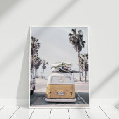 Retro Van met surfplanken op Poster van kuststrand