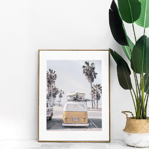 Retro Van met surfplanken op Poster van kuststrand
