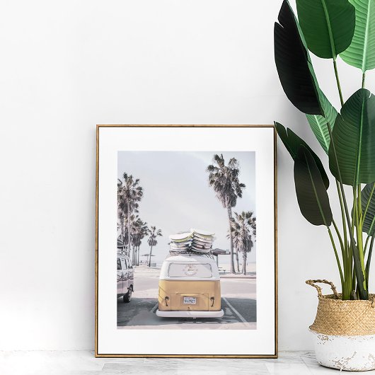 Retro Van met surfplanken op Poster van kuststrand
