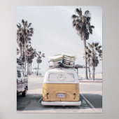 Retro Van met surfplanken op Poster van kuststrand (Voorkant)