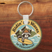 Retro Vancouver Surfende Wasbeer Sleutelhanger (Achterkant)