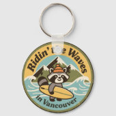 Retro Vancouver Surfing Raccoon Sleutelhanger (Voorkant)