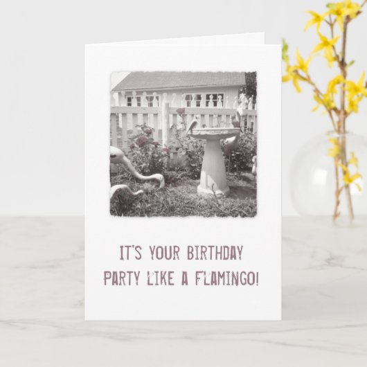 Retro Verjaardag Flamingo Schattigee tuin Birdbath Kaart (Gele Bloem)