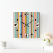 Retro verticaal oranje blauw en geel roze strepen vierkante klok (Huis)