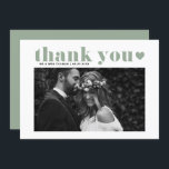 Retro Vette Typografie Sage Groene Foto Bruiloft Bedankkaart<br><div class="desc">Stuur dank u met deze aanpasbare foto dank u platte kaart. Het heeft een retro vette typografie en een hartoverlay. Deze foto bedankkaart is perfect voor verschillende evenementen,  zoals bruiloften en afstuderen. Personaliseer door uw favoriete horizontale foto's toe te voegen.</div>