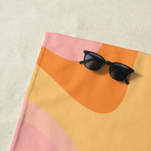 Retro Vibe Abstract Zwemel 60s Roze en Oranje Strandlaken (In situ)