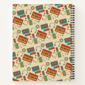 Retro Vibes - 1980s Cassettebandjes Pattern Notitieboek (Achterkant)