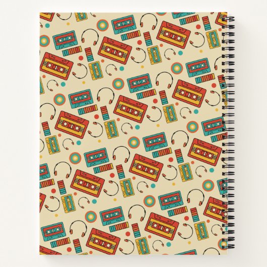 Retro Vibes - 1980s Cassettebandjes Pattern Notitieboek (Achterkant)
