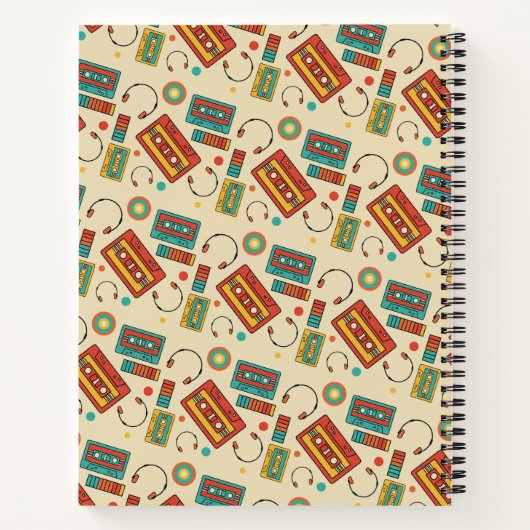 Retro Vibes - 1980s Cassettebandjes Pattern Notitieboek (Achterkant)