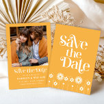 Retro Vintage bruiloft Bewaar de datum Kaart<br><div class="desc">De Retro Vintage Wedding Save The Date Invitation straalt vreugde uit met zijn felgele tinten en speelse bloemenaccenten, waardoor een gedurfde en unieke aankondiging voor uw speciale dag ontstaat. Met groovy retro-typografie legt deze uitnodiging de essentie van charme vast, terwijl je eenvoudig kunt aanpassen - als je hulp nodig hebt...</div>