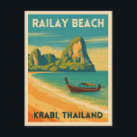 Retro Vintage Reizen Krabi Thailand Railay Beach Briefkaart<br><div class="desc">Ervaar de idyllische oevers van Railay Beach in Krabi,  Thailand,  met dit vintage op reizen geïnspireerde briefkaart. Met zijn iconische kalkstenen kliffen,  wuivende palmen en turquoise wateren in klassieke retro-styling,  is dit stuk perfect voor globetrotters,  strandliefhebbers en fans van vintage reisesthetiek.</div>