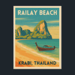 Retro Vintage Reizen Krabi Thailand Railay Beach Briefkaart<br><div class="desc">Ervaar de idyllische oevers van Railay Beach in Krabi,  Thailand,  met dit vintage op reizen geïnspireerde briefkaart. Met zijn iconische kalkstenen kliffen,  wuivende palmen en turquoise wateren in klassieke retro-styling,  is dit stuk perfect voor globetrotters,  strandliefhebbers en fans van vintage reisesthetiek.</div>