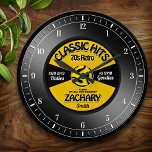 Retro Vinyl 45 Record gepersonaliseerde wandklok<br><div class="desc">Fun,  gepersonaliseerde retro-muziekventilator aangepaste wandklok! Behalve de aantallen,  is alle tekst op dit ontwerp in een vorm van de sjabloon. Verander al tekst of laat wat zoals is,  voor het perfecte gepersonaliseerde,  retro 45 vinyl muziekopname!</div>
