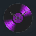 Retro Vinyl Record Album in Paars Ronde Klok<br><div class="desc">Dit is een geweldig retro vinylalbum ontwerp om de liefde van de vinylrecords te vieren. Het ziet er zo mooi uit op de zwarte achtergrond. Ik heb alle overeenkomende producten, evenals andere kleuren, in mijn winkel. Al mijn producten kunnen ook worden aangepast</div>