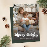 Retro vrolijk en helder kerstfoto feestdagenkaart<br><div class="desc">Deze Retro Merry and Bright Christmas Photo Holiday Kaart biedt een strak en verfijnd ontwerp met een volledige familiefoto en grote "Merry Bright" scripttypografie. De casual, maar retro stijl past naadloos bij de natuurlijke omgeving, waardoor het een ideale keuze is voor gezinnen die op zoek zijn naar een tijdloze vakantie-groet....</div>