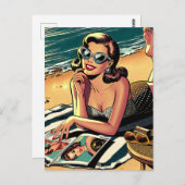 Retro Vrouw aan het strand een Mode Magazine lezen Briefkaart (Voorkant / Achterkant)