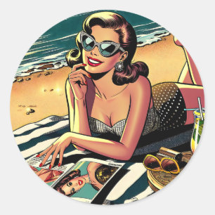 Retro Vrouw aan het strand een Mode Magazine lezen Ronde Sticker