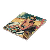 Retro Vrouw aan het strand een Mode Magazine lezen Tegeltje (Zijkant)