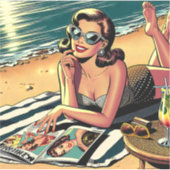 Retro vrouw aan het strand leest een modeblad sticker (Voorkant)