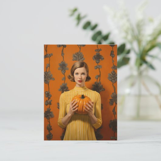 Retro vrouw die pompoen vasthoudt briefkaart (Staand voorkant)