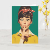 Retro Vrouw die Stil is Kaart (Gele Bloem)