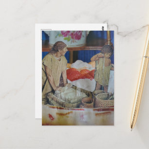 Retro vrouw en kind in het aardbeien dessert briefkaart
