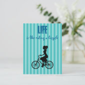 Retro vrouw fietser leven is als het rijden op een briefkaart (Staand voorkant)