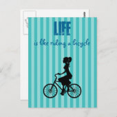 Retro vrouw fietser leven is als het rijden op een briefkaart (Voorkant / Achterkant)